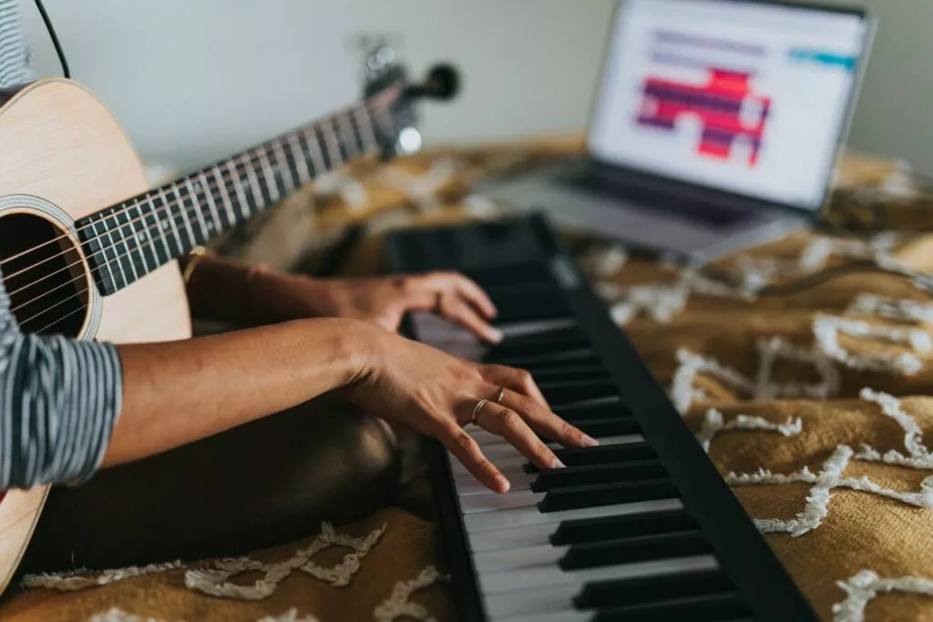 mulher tocando piano digital clavinova.