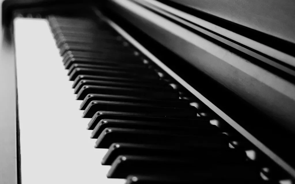 foto de piano digital em preto e branco