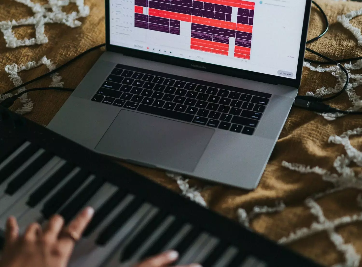 mãos de mulher tocando piano digital.