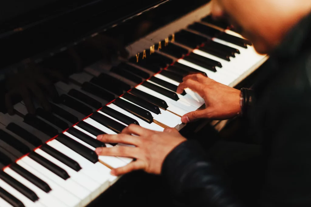 homem tocando piano yamaha profissional