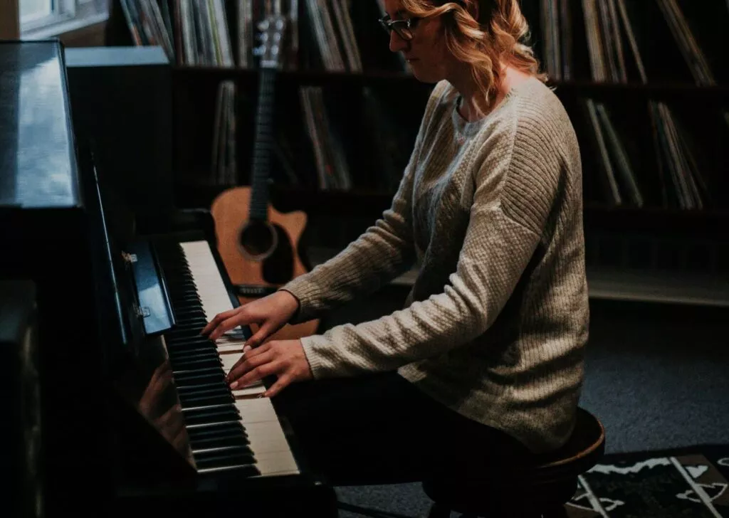 mulher tocando piano digital.