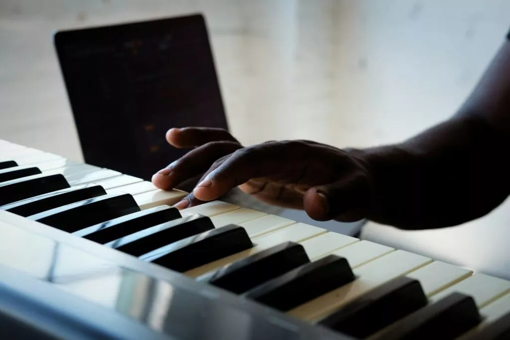 mão de homem tocando yamaha piano digital