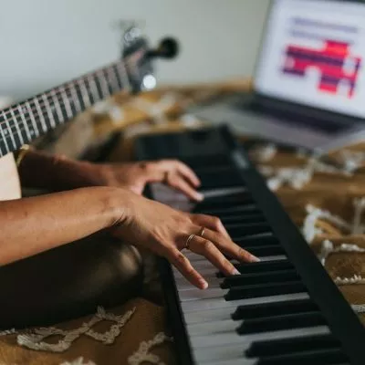 mulher tocando piano digital clavinova.