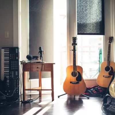 teclado, violões e guitarras em home estudio.