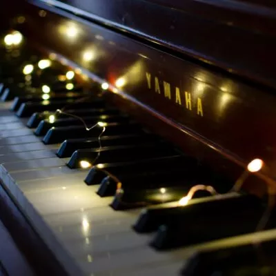 Piano yamaha com luzes refletindo