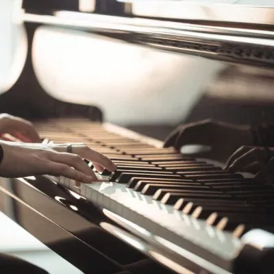 Mulher tocando piano clássico em uma sala de estudo