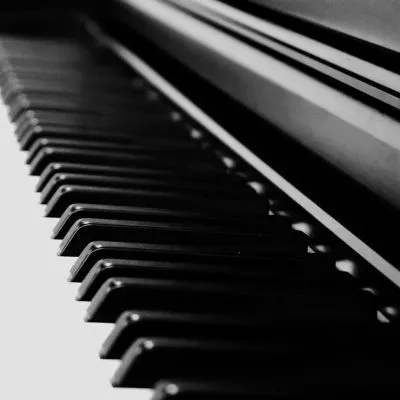 foto de piano digital em preto e branco