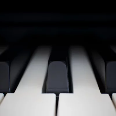 três teclas sustenidas e bemóis (pretas) de um piano elétrico yamaha